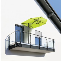 Balkon mit Glasgeländer und rechteckigem Sonnenschirm