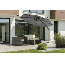 Scène avec un parasol déporté et un salon de jardin sur une terrasse.