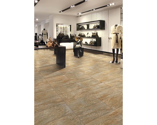 Carrelage de sol dans un magasin de vêtements et d''accessoires