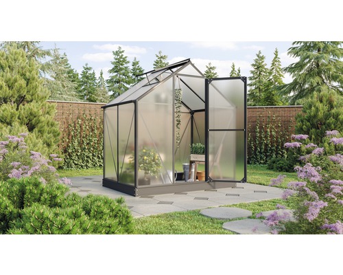 Gewächshaus mit geöffneter Tür und Oberlicht in einem Garten