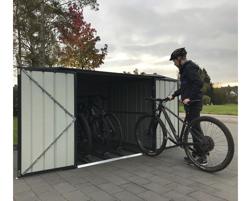 Garage à vélos avec vélos et une personne portant un casque de vélo