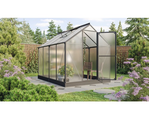 Serre avec portes ouvertes dans le jardin