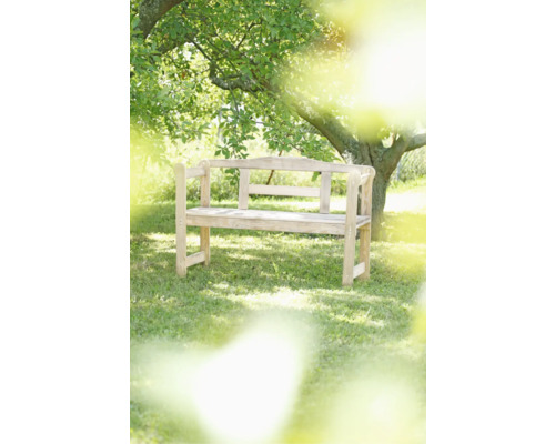 Banc de jardin en bois sous un arbre dans le jardin
