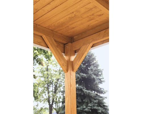 Vue détaillée d''une pergola en bois avec des poutres et des poteaux en bois