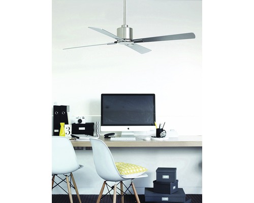 Büro mit Deckenventilator, Schreibtisch und Stühlen