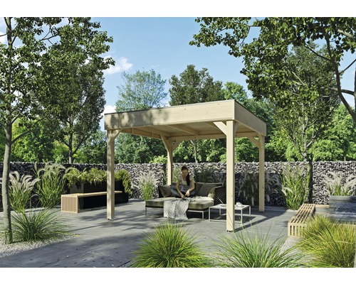 Jardin avec pavillon en bois, sièges et mur en pierre