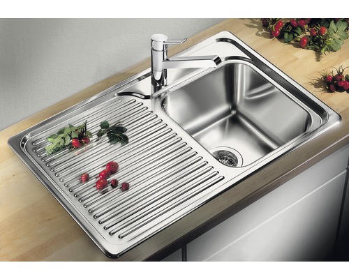Évier en acier inoxydable avec égouttoir et robinet
