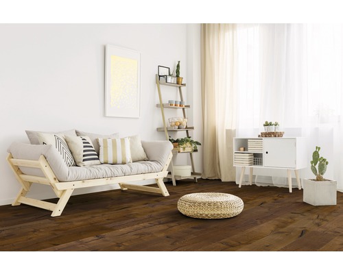 Helles Wohnzimmer mit Holzboden, Sofa, Regal und Kommode