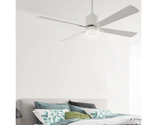 Deckenventilator mit fünf Flügeln und Beleuchtung über einem Bett