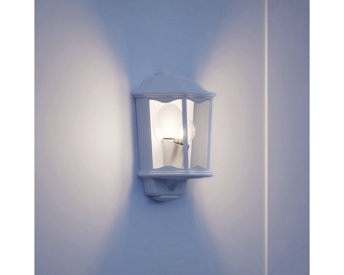 Weisse Aussenwandleuchte beleuchtet eine Wand