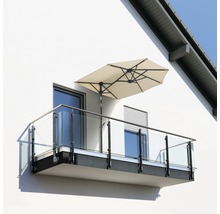 Aussenansicht eines Balkons mit Glasgeländer und Sonnenschirm