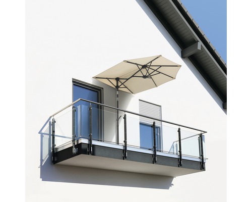 Aussenansicht eines Balkons mit Glasgeländer und Sonnenschirm