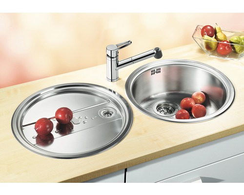 Évier avec égouttoir et robinetterie