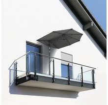 Balcon avec rambarde en verre et parasol