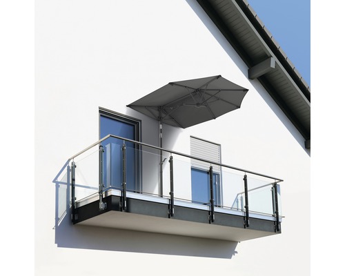 Balcon avec rambarde en verre et parasol