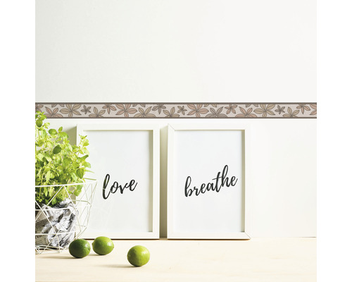 Bordure murale à motif floral dans un intérieur