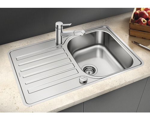 Évier en acier inoxydable avec égouttoir et robinetterie