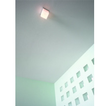 Deckenleuchte an einer Zimmerdecke in einem Raum.