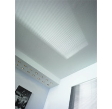 Decke mit Schatten von Jalousien, Einbauspots und gerahmtem Bild