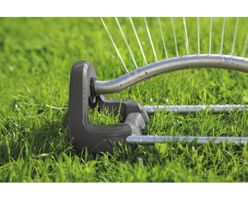 Rasensprenger mit Sprüharmen auf Rasen