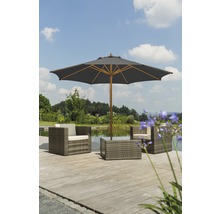 Salon de jardin avec deux fauteuils, une table et un parasol sur une terrasse en bois