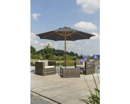 Salon de jardin avec deux fauteuils, une table et un parasol sur une terrasse en bois