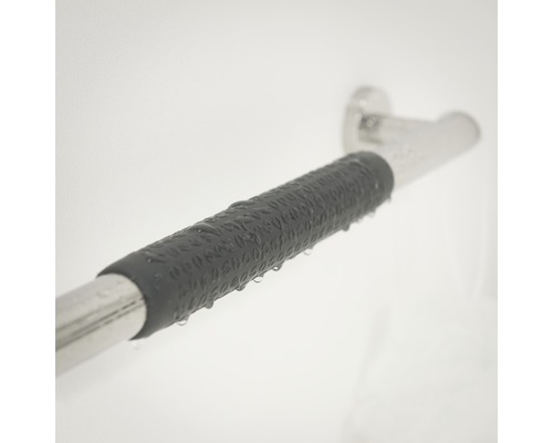 Haltegriff mit strukturierter Oberfläche und Wasserperlen