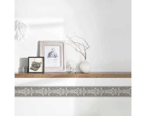 Bordure murale à motifs floraux sur un mur blanc