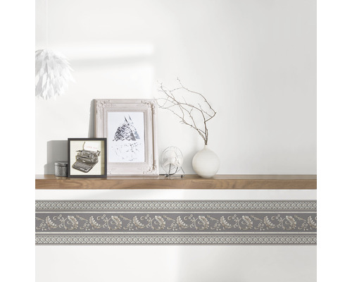 Bordure murale avec motif floral sur un mur blanc