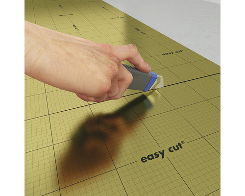 Découpe d''une sous-couche isolante avec un cutter