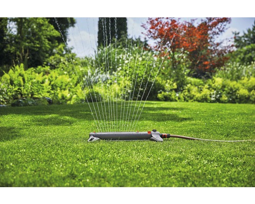 Rasensprenger im Einsatz auf einer grünen Rasenfläche