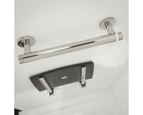 Siège de douche avec barre d''appui dans la salle de bain.