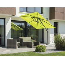 Gartenszene mit Ampelschirm, Sitzgruppe und Tisch auf einer Terrasse