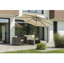 Scène de jardin avec parasol déporté, salon de jardin en rotin et table à manger sur une terrasse