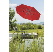 Parasol rouge avec chaise longue en bois dans le jardin au bord de l''étang