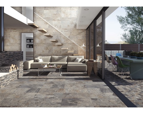 Salon avec carrelage, canapé, escalier et cheminée