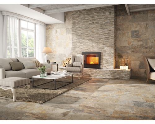 Wohnzimmer mit Plattenboden, Kamin und Sitzgruppe