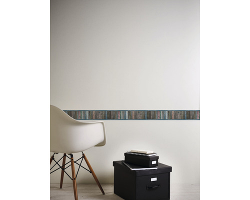 Wandbordüre mit Holzoptik im Raum mit Stuhl und Aufbewahrungsboxen