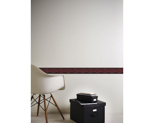 Mur avec bordure à motif de roses, chaise et boîtes de rangement