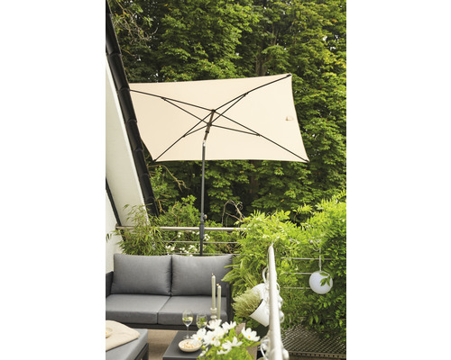 Balcon avec parasol rectangulaire, coin salon et décoration