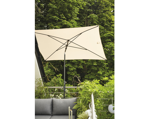 Parasol rectangulaire sur balcon avec mobilier de jardin et plantes
