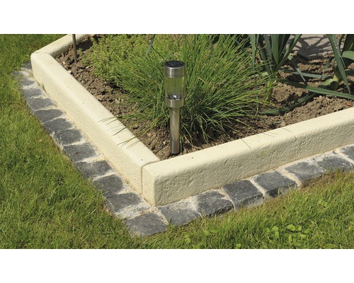 Gros plan d''une bordure de jardin avec gazon, bordure de parterre et lampe solaire