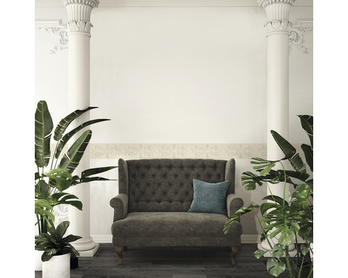 Intérieur avec canapé, moulures et colonnes