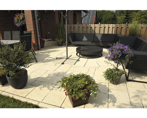 Terrasse avec mobilier de jardin, plantes et dalles en pierre