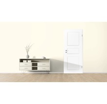 Pièce lumineuse avec commode, décoration et porte