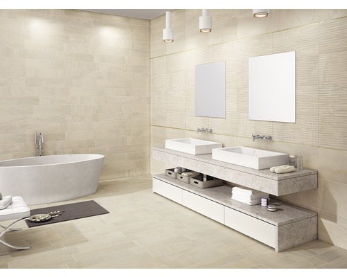 Helles Badezimmer mit Badewanne, Waschtisch, Spiegeln und Wandfliesen