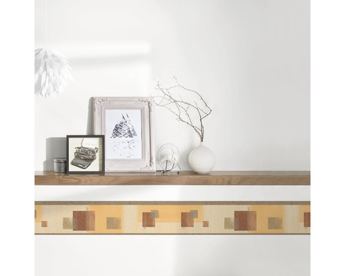 Wandbordüre mit geometrischen Mustern an einer Wand