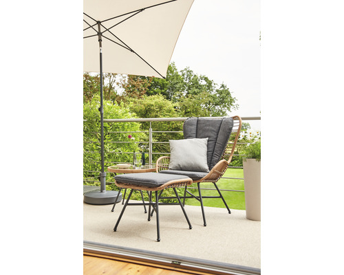Balcon avec parasol, fauteuil, repose-pieds et table