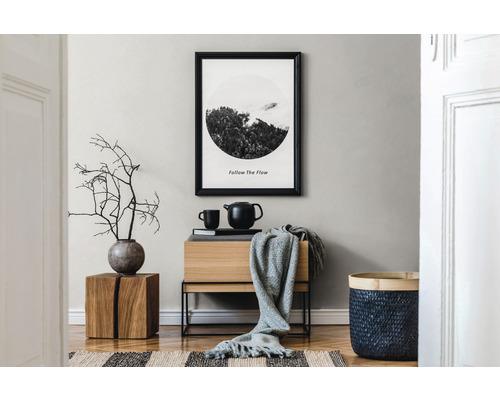 Dekorative Inneneinrichtung mit Holzmöbeln, einem gerahmten Bild und Accessoires