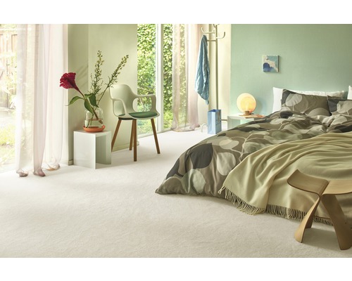 Helles Schlafzimmer mit Bett, Stuhl, Fenster und Teppich